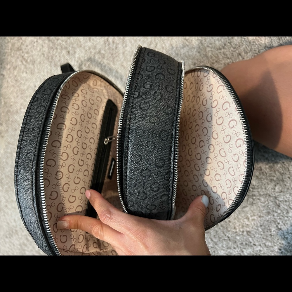 Guess backpack - Picture 2 of 3